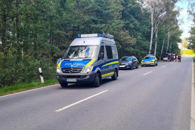 Horrorcrash: Vier Tote bei Autounfall auf Landstraße - Am Samstagnachmittag kam es zu einem schweren Verkehrsunfall auf der Bundesstraße 6 zwischen Grossharthau und Fischbach. Foto: xcitepress/BrLau