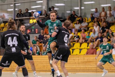 HSG Freiberg behält weiße Weste - Erik Riedel traf 5 mal ins Netz von BSC Limbach Oberfrohna. Foto: Marcel Schlenkrich