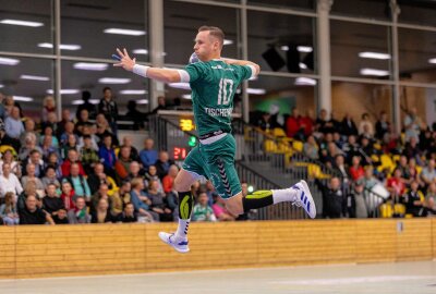 HSG Freiberg dominiert in der 1. Pokalrunde - Das 30. Tor erziehlte Yannik Tischendorf. Foto: Marcel Schlenkrich