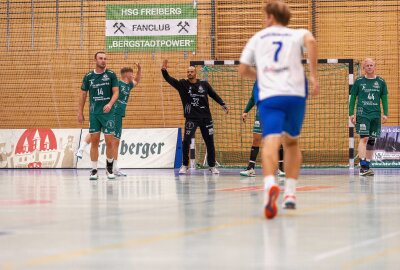 HSG Freiberg dominiert in der 1. Pokalrunde - Auch Torhüter Tino Hensel konnte einen Treffer zum Sieg beitragen. Foto: Marcel Schlenkrich