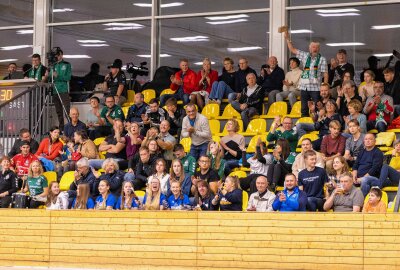 HSG Freiberg dominiert in der 1. Pokalrunde - Die Fans der HSG Freiberg waren nach dem Sieg begeistert. Foto: Marcel Schlenkrich