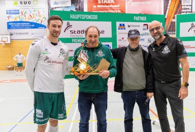 HSG Freiberg dominiert in der 1. Pokalrunde - Nach dem Spiel gab es noch eine kleine Überraschung für Trainer Friedrich Zenk. Er feierte seinen 75 Jährigen Geburstag. Foto: Marcel Schlenkrich