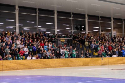 Über 500 Gäste waren am Samstag in die Ernst-Grube-Halle gekommen um das Spiel der HSG Freiberg Dachse gegen KJS Club Dresden zu sehen. Foto Marcel Schlenkrich