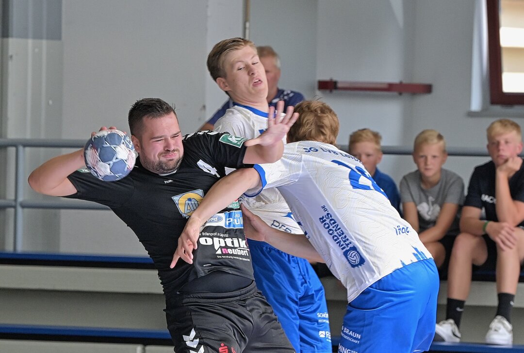 HSV-Männer und HSV-Frauen holen Sparkassen-Cup - Der Zwönitzer HSV - am Ball Ondrej Lacina im Spiel gegen die SG LVB - hat den Sparkassen-Cup gewonnen. Foto: Ramona Schwabe