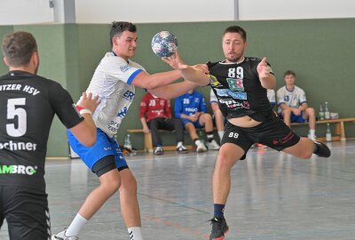 HSV-Männer und HSV-Frauen holen Sparkassen-Cup - Der Zwönitzer HSV - am Ball Nico Köhler im Spiel gegen die SG LVB - hat den Sparkassen-Cup gewonnen. Foto: Ramona Schwabe