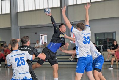 HSV-Männer und HSV-Frauen holen Sparkassen-Cup - Der Zwönitzer HSV - am Ball Miroslav Jahn im Spiel gegen die SG LVB - hat den Sparkassen-Cup gewonnen. Foto: Ramona Schwabe