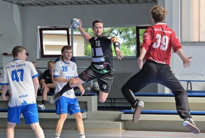 HSV-Männer und HSV-Frauen holen Sparkassen-Cup - Der Zwönitzer HSV - am Ball Christian Becher im Spiel gegen die SG LVB - hat den Sparkassen-Cup gewonnen. Foto: Ramona Schwabe