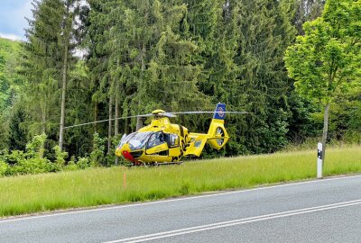 Hubschrauber-Einsatz in Aue: Schwerverletzte bei Gartenunfall am Becherweg - Gegen 14 Uhr wurden zwei Personen bei handwerklichen Tätigkeiten im Garten schwer verletzt. Foto: Daniel Unger