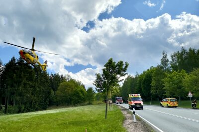 Hubschrauber-Einsatz in Aue: Schwerverletzte bei Gartenunfall am Becherweg -  Eine der verletzten Personen wurde sofort vom Rettungsdienst in ein nahegelegenes Krankenhaus gebracht. Foto: Daniel Unger