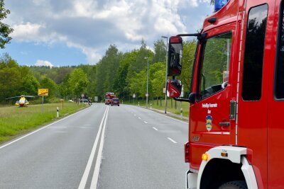 Hubschrauber-Einsatz in Aue: Schwerverletzte bei Gartenunfall am Becherweg -  Eine der verletzten Personen wurde sofort vom Rettungsdienst in ein nahegelegenes Krankenhaus gebracht. Foto: Daniel Unger