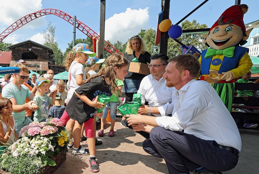 Hunderte Besucher erleben im Freizeitpark Plohn Sachsens größte Schulstart-Party - Sachsens Ministerpräsident Michael Kretschmer(CDU) verteilte zur Schulstartparty mit Landrat Thomas Hennig (CDU) fleißig Zuckertüten an die Knirpse. Foto: Thomas Voigt