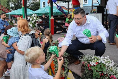 Hunderte Besucher erleben im Freizeitpark Plohn Sachsens größte Schulstart-Party - Landrat Thomas Hennig (CDU) konnte gar nicht genug kleine Zuckertüten an die Schulanfänger verteilen. Foto: Thomas Voigt