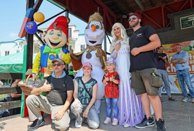 Hunderte Besucher erleben im Freizeitpark Plohn Sachsens größte Schulstart-Party - Besucher ließen sich auf der Bühne mit Park-Maskottchen "Plohni" (links) und anderen märchenhaften Figuren fotografieren. Fotos. Foto: Thomas Voigt