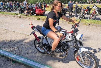 Hunderte Biker bei 2. Sommertreffen im Erzgebirge erwartet - Nachdem im Vorjahr jeder im eigenen Sattel einen Parcours bewältigen konnte, sind diesmal beim Charly-Cup alle Teilnehmer auf einem E-Roller gefordert. Foto: Andreas Bauer