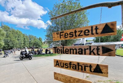 Hunderte Biker bei 2. Sommertreffen im Erzgebirge erwartet - Schilder weisen auf dem großen Veranstaltungsgelände den Weg. Foto: Andreas Bauer