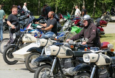 Hunderte Biker bei 2. Sommertreffen im Erzgebirge erwartet - Schilder weisen auf dem großen Veranstaltungsgelände den Weg. Foto: Andreas Bauer