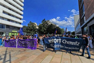 Hunderte Menschen demonstrieren in Chemnitz gegen Rechts: 255 Polizeikräfte im Einsatz - Das "Bündnis gegen Rechts" hat zu einer Demonstration aufgerufen. Foto: Harry Härtel