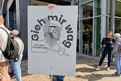 Hunderte Menschen demonstrieren in Chemnitz gegen Rechts: 255 Polizeikräfte im Einsatz - Das "Bündnis gegen Rechts" hat zu einer Demonstration aufgerufen. Foto: Harry Härtel