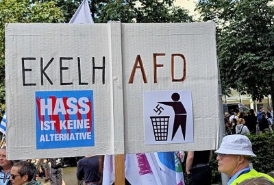 Hunderte Menschen demonstrieren in Chemnitz gegen Rechts: 255 Polizeikräfte im Einsatz - Das "Bündnis gegen Rechts" hat zu einer Demonstration aufgerufen. Foto: Harry Härtel