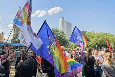 Hunderte Menschen demonstrieren in Chemnitz gegen Rechts: 255 Polizeikräfte im Einsatz - Das "Bündnis gegen Rechts" hat zu einer Demonstration aufgerufen. Foto: Harry Härtel