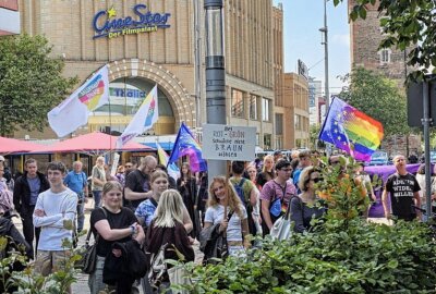 Hunderte Menschen demonstrieren in Chemnitz gegen Rechts: 255 Polizeikräfte im Einsatz - Das "Bündnis gegen Rechts" hat zu einer Demonstration aufgerufen. Foto: Harry Härtel