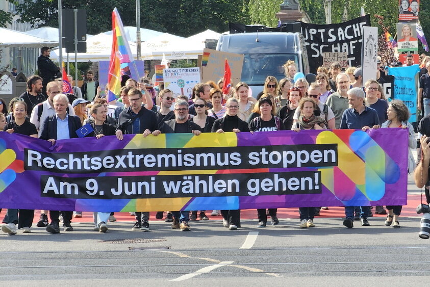 Hunderte Menschen demonstrieren in Chemnitz gegen Rechts: 255 Polizeikräfte im Einsatz - Das "Bündnis gegen Rechts" hat zu einer Demonstration aufgerufen. Foto: Harry Härtel
