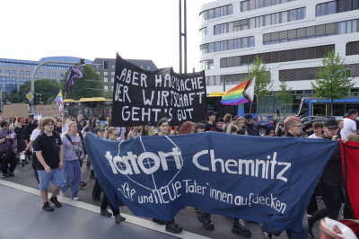 Hunderte Menschen demonstrieren in Chemnitz gegen Rechts: 255 Polizeikräfte im Einsatz - Das "Bündnis gegen Rechts" hat zu einer Demonstration aufgerufen. Foto: Harry Härtel