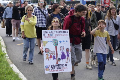 Hunderte Menschen demonstrieren in Chemnitz gegen Rechts: 255 Polizeikräfte im Einsatz - Das "Bündnis gegen Rechts" hat zu einer Demonstration aufgerufen. Foto: Harry Härtel