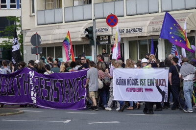 Hunderte Menschen demonstrieren in Chemnitz gegen Rechts: 255 Polizeikräfte im Einsatz - Das "Bündnis gegen Rechts" hat zu einer Demonstration aufgerufen. Foto: Harry Härtel