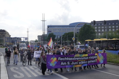 Hunderte Menschen demonstrieren in Chemnitz gegen Rechts: 255 Polizeikräfte im Einsatz - Das "Bündnis gegen Rechts" hat zu einer Demonstration aufgerufen. Foto: Harry Härtel