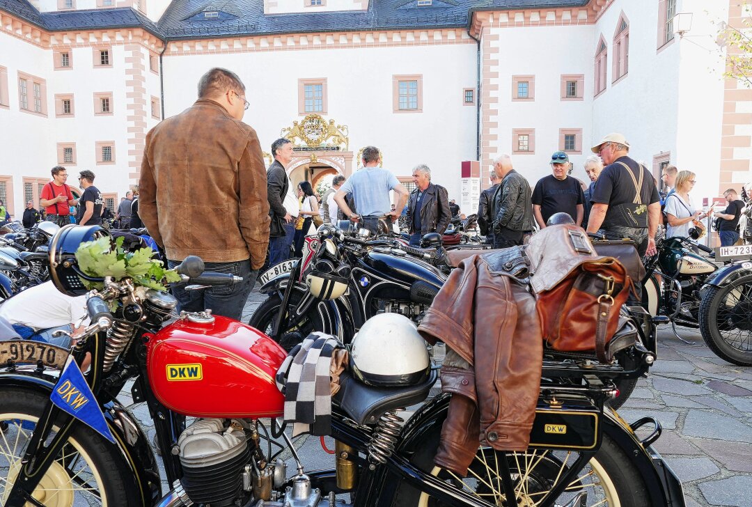 Hunderte Oldtimer beim Herbsttreffen auf der Augustusburg erwartet - Neben alten Motorrädern werden beim Herbsttreffen auch viele historische Autos auf der Augustusburg zu bestaunen sein. Foto: Andreas Bauer