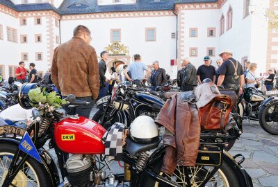 Hunderte Oldtimer beim Herbsttreffen auf der Augustusburg erwartet - Neben alten Motorrädern werden beim Herbsttreffen auch viele historische Autos auf der Augustusburg zu bestaunen sein. Foto: Andreas Bauer