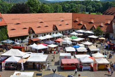 Hunderte strömten am Samstag ins Wasserschloss Klaffenbach zum Kunsthandwerkermarkt - Ein kleiner Überblick über den Markt. Foto: Maik Bohn/ Pixelmobil