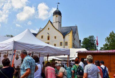 Hunderte strömten am Samstag ins Wasserschloss Klaffenbach zum Kunsthandwerkermarkt - Die Besucher dicht an dicht. Foto: Maik Bohn/ Pixelmobil