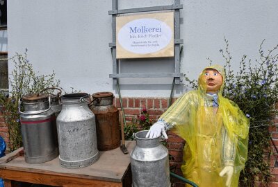 Hunderte urige Typen erobern Dorfchemnitz - In Dorfchemnitz putzen die Einheimischen ihr Dorf heraus: Dieser Typ erinnert an das einst im Dorf vorhandene Molkerei-Geschäft. Foto: Christof Heyden