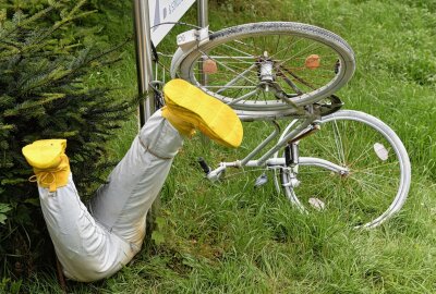 Hunderte urige Typen erobern Dorfchemnitz - Oh Schreck, ein Sturz - doch keine Gefahr , es ist ein Schaubild zur 700-Jahr-Feier in Dorfchemnitz. Foto: Christof Heyden