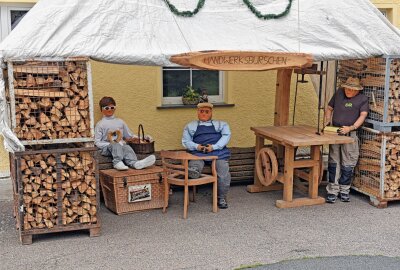 Hunderte urige Typen erobern Dorfchemnitz - Die Präparationen für die Schaubilder des Festes in Dorfchemnitz sind in vollem Gange: Hunderte Typen erzählten Haus- und Gewerbegeschichte(n) Foto: Christof Heyden