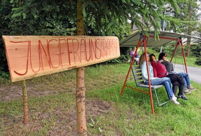 Hunderte urige Typen erobern Dorfchemnitz - Neuerdings gibt es in Dorfchemnitz die Jugnfrauenstraßen, na- wer es glaubt?! Die 700-Jahr-Feier macht alles möglich. Foto: Christof Heyden