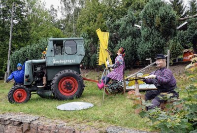 Hunderte urige Typen erobern Dorfchemnitz - Die Präparationen zur 700-Jahr-Feier in Dorfchemnitz sind in vollem Gange; auch an die Landwirtschaft wird von den Akteuren des Torbogen-Gutes erinnert. Foto: Christof Heyden