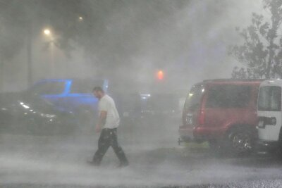 Hurrikan "Milton" schwächt sich ab - Sturzfluten erwartet - Meteorologen erwarten aber weiter heftigen Regen.