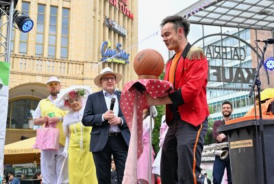 "Hut tut gut": Hutfestival in der Chemnitzer City eröffnet - Freitagnachmittag wurde das diesjährige Hutfestival von Publikumsliebling Conrad Wawra alias der Kaosclown und Oberbürgermeister Sven Schulze auf der Sombrero-Bühne auf dem Neumarkt gebührend eröffnet. Foto: Andreas Seidel