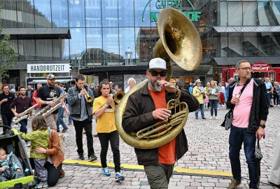 "Hut tut gut": Hutfestival in der Chemnitzer City eröffnet - Freitagnachmittag wurde das diesjährige Hutfestival gebührend eröffnet. Foto: Andreas Seidel