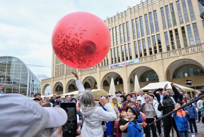 "Hut tut gut": Hutfestival in der Chemnitzer City eröffnet - Freitagnachmittag wurde das diesjährige Hutfestival gebührend eröffnet. Foto: Andreas Seidel