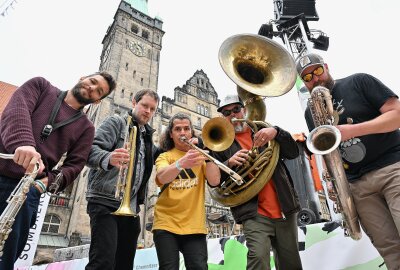 "Hut tut gut": Hutfestival in der Chemnitzer City eröffnet - Freitagnachmittag wurde das diesjährige Hutfestival gebührend eröffnet. Foto: Andreas Seidel