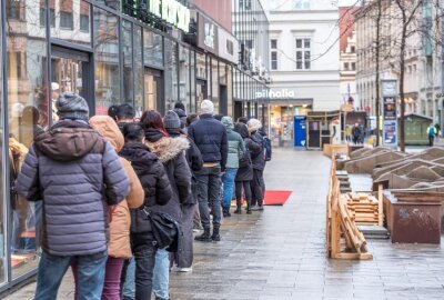 Hype im Lindt-Store Leipzig: Stundenlanges Warten für Dubai-Schokolade - Eine lange Schlange vor dem Lindt-Store.