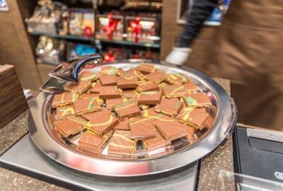 Hype im Lindt-Store Leipzig: Stundenlanges Warten für Dubai-Schokolade - Die Dubai-Schokolade - heiß begehrt.