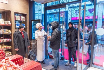 Hype im Lindt-Store Leipzig: Stundenlanges Warten für Dubai-Schokolade - Die Kunden treten ein.