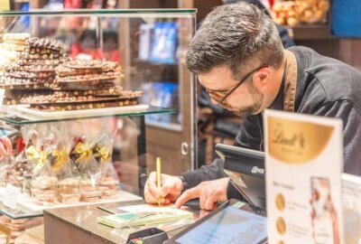 Hype im Lindt-Store Leipzig: Stundenlanges Warten für Dubai-Schokolade - Alle Hände voll zu tun.