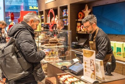 Hype im Lindt-Store Leipzig: Stundenlanges Warten für Dubai-Schokolade - Alle Hände voll zu tun.