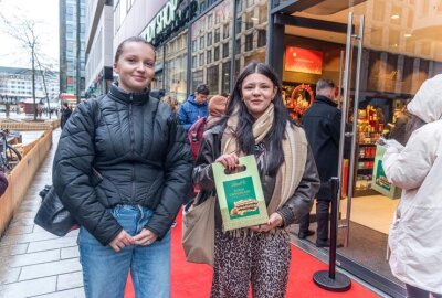 Hype im Lindt-Store Leipzig: Stundenlanges Warten für Dubai-Schokolade - Glückliche Gesichter.